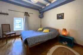 Maison en pierres à la campagne