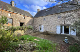 Maison en pierres à la campagne