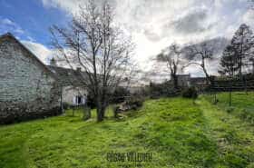 Maison en pierres à la campagne