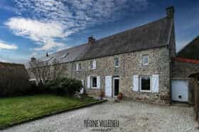 Maison en pierres à la campagne