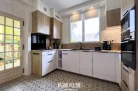 Maison de ville avec jardin et deux garages