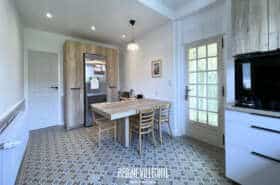 Maison de ville avec jardin et deux garages