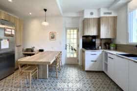 Maison de ville avec jardin et deux garages