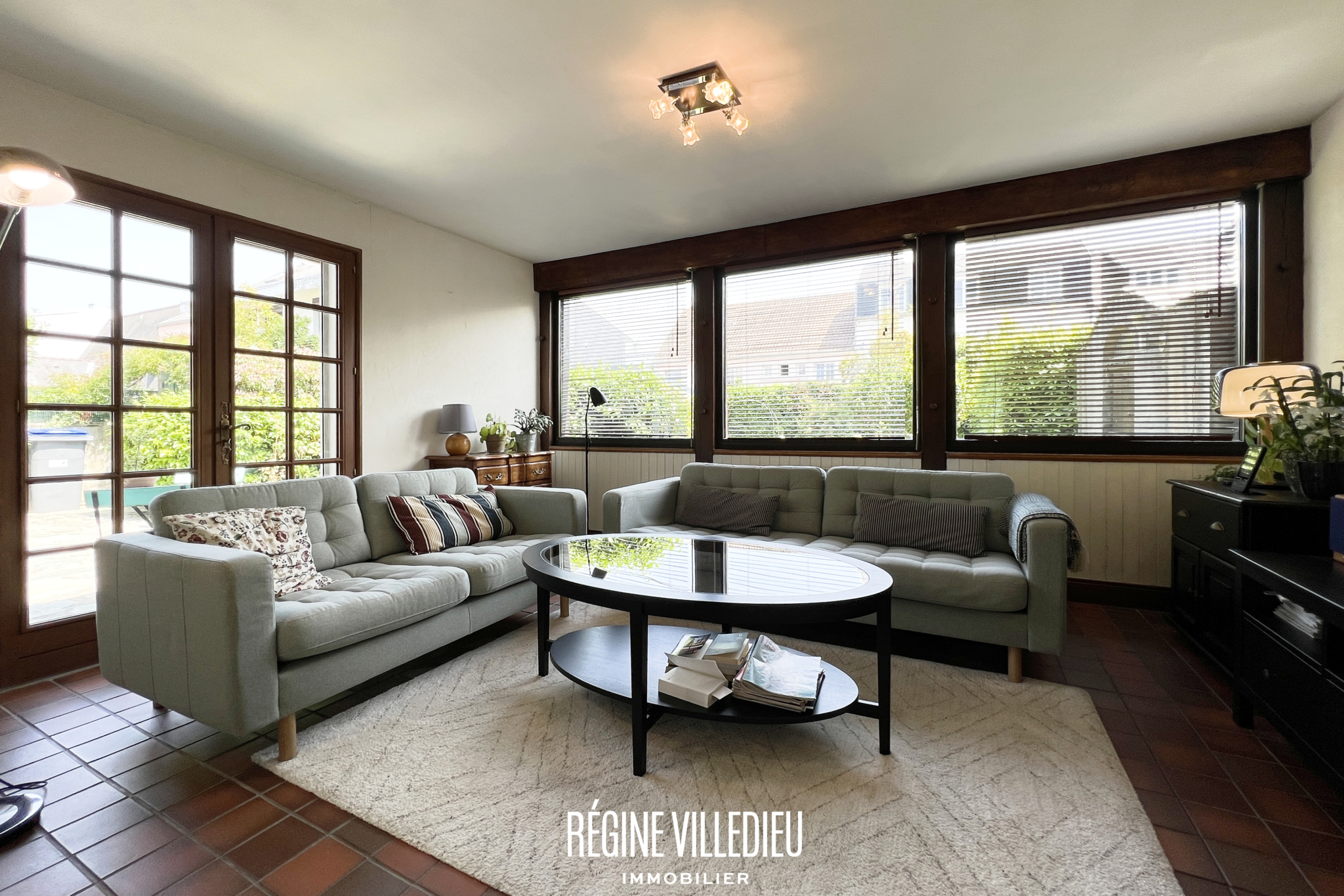 Maison de ville avec jardin et deux garages