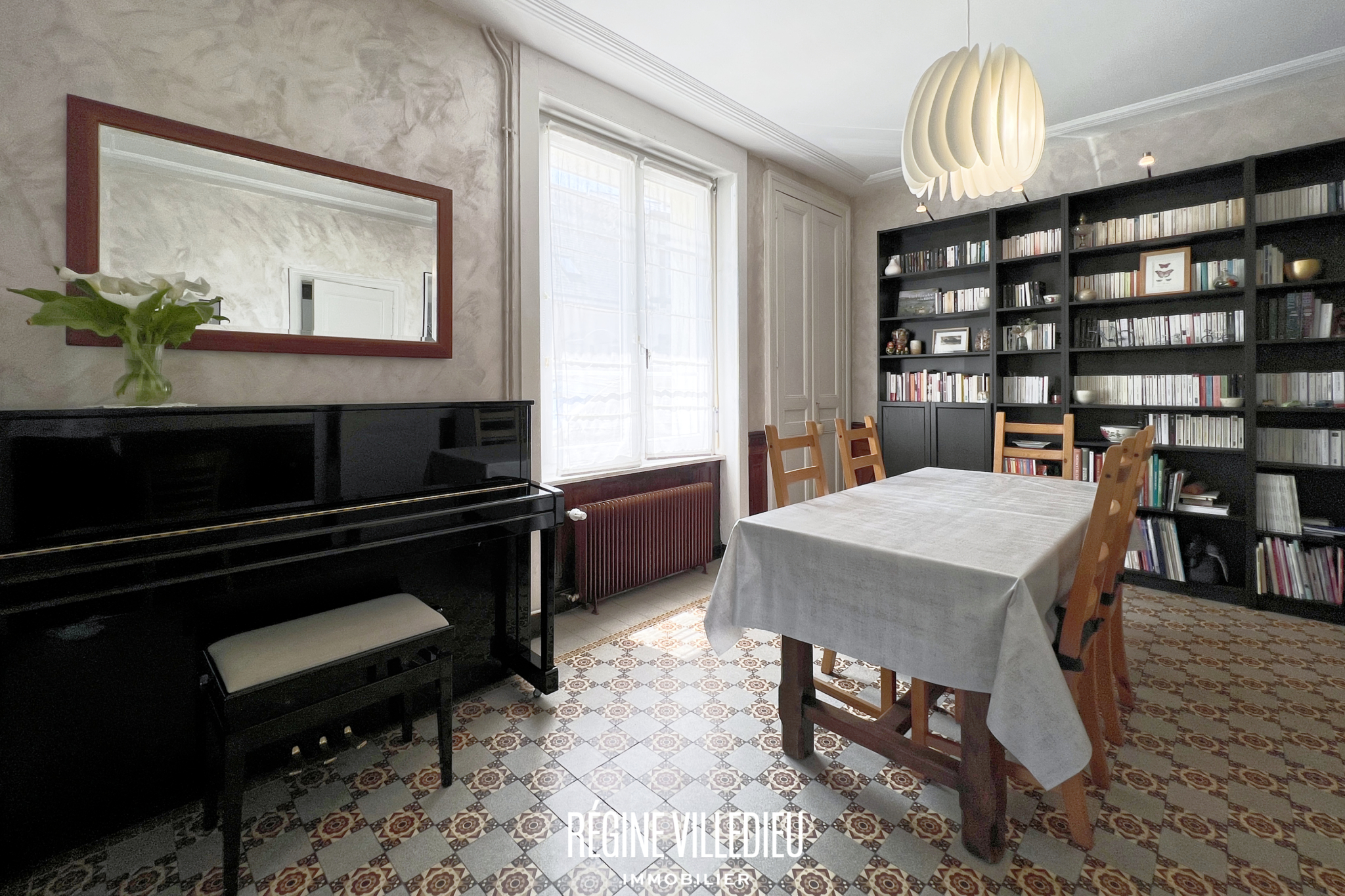 Maison de ville avec jardin et deux garages