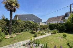 Maison de ville avec jardin et deux garages