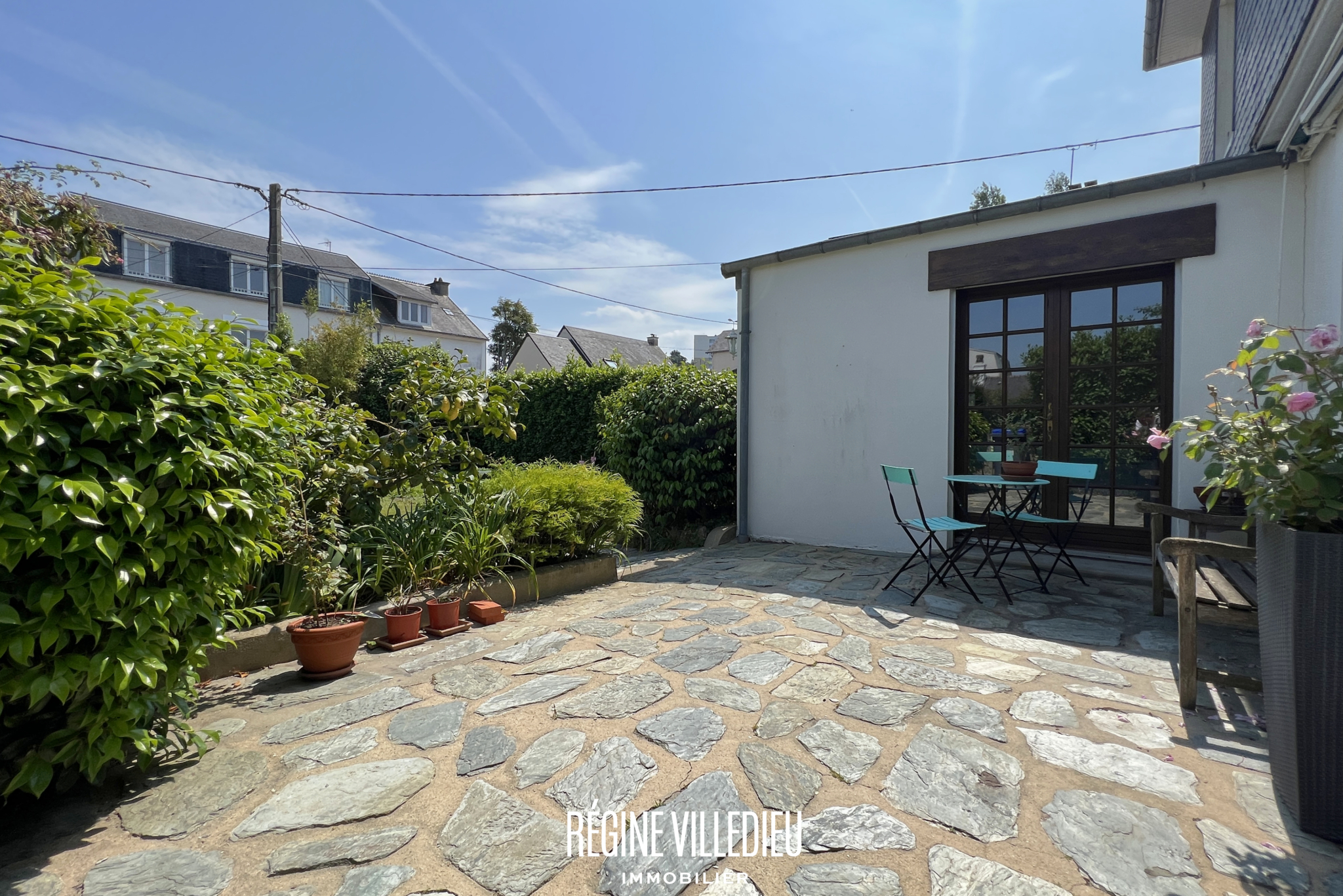 Maison de ville avec jardin et deux garages
