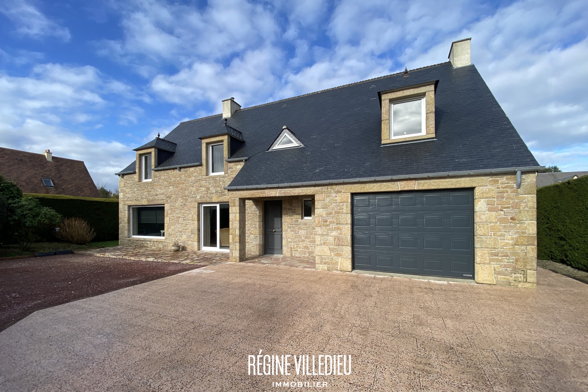 Maison avec garage et jardin