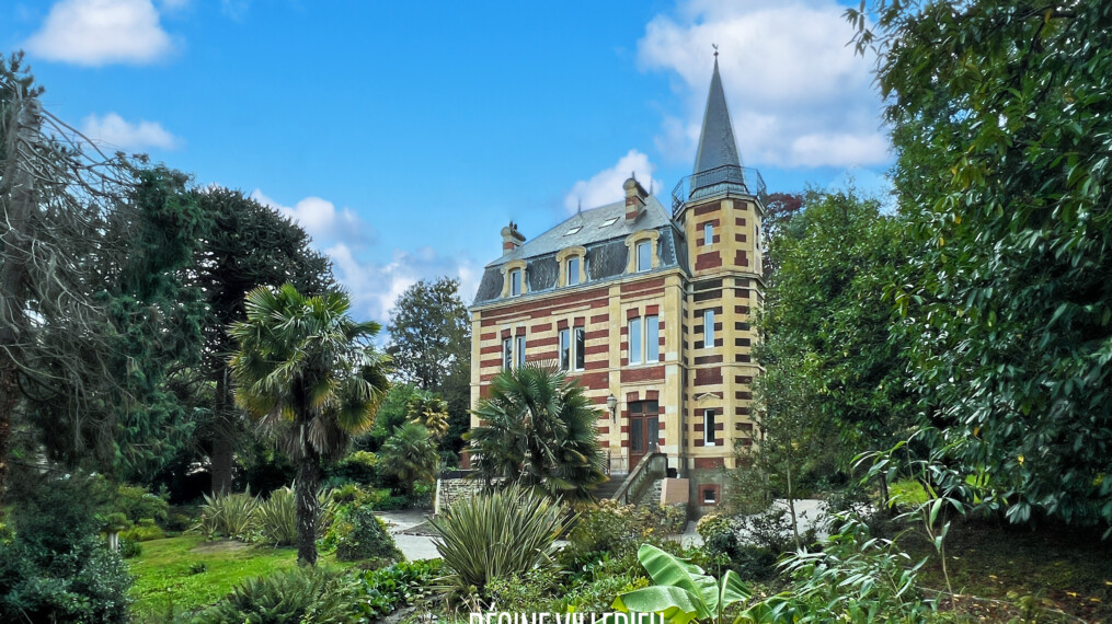 Superbe appartement avec tourelle, jardin et parkings