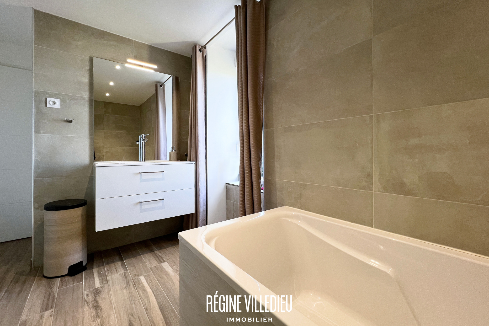 Belle maison en pierres bleues