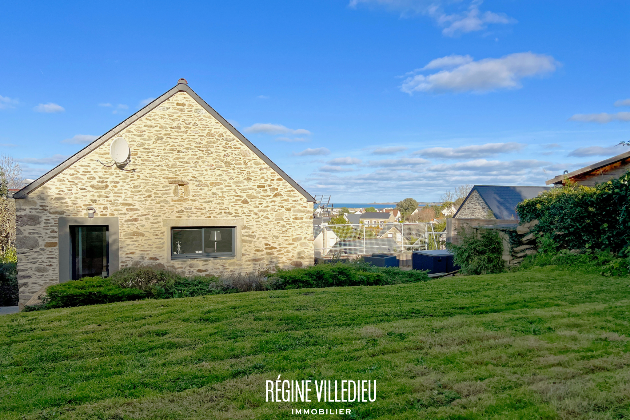 Belle maison en pierres bleues