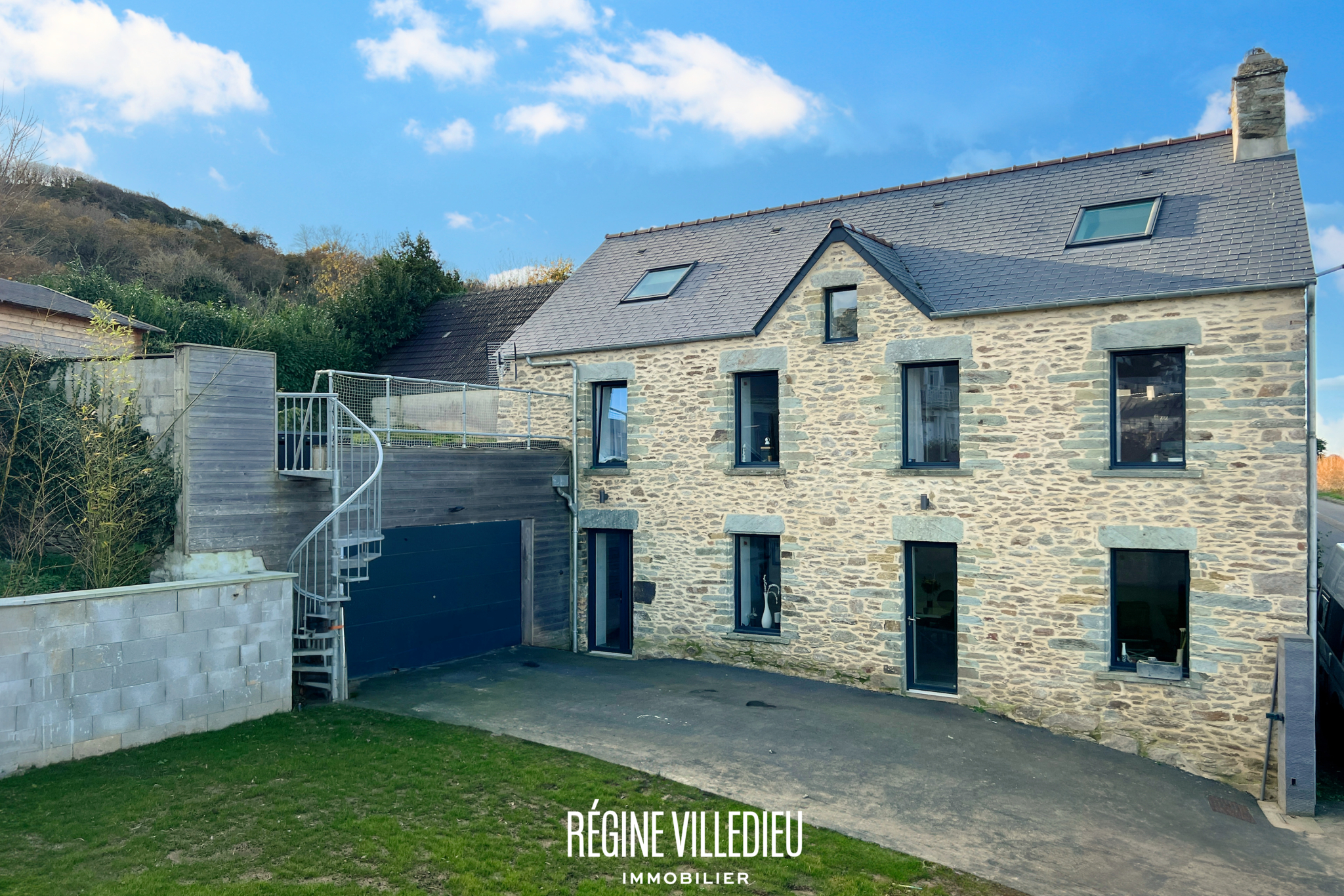 Belle maison en pierres bleues