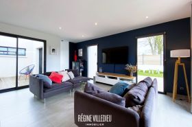Belle maison cubique avec garage et jardin