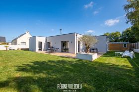 Belle maison cubique avec garage et jardin