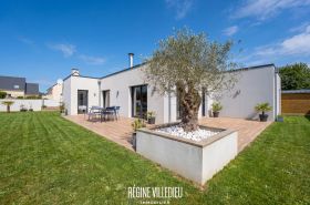 Belle maison cubique avec garage et jardin