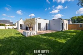 Belle maison cubique avec garage et jardin