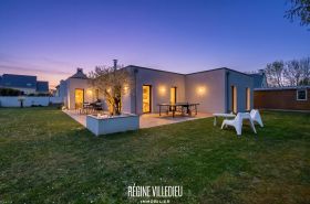 Belle maison cubique avec garage et jardin