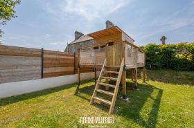 Belle maison cubique avec garage et jardin