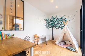 Belle maison cubique avec garage et jardin