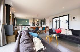 Belle maison cubique avec garage et jardin