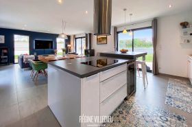 Belle maison cubique avec garage et jardin