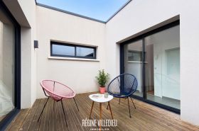 Belle maison cubique avec garage et jardin