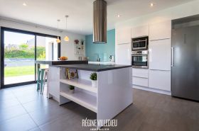 Belle maison cubique avec garage et jardin