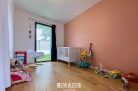 Belle maison cubique avec garage et jardin