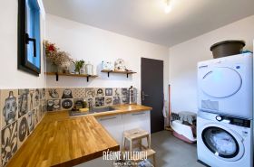 Belle maison cubique avec garage et jardin