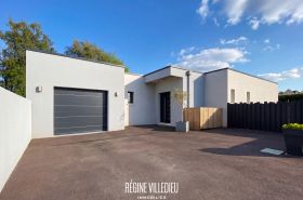 Belle maison cubique avec garage et jardin
