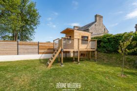 Belle maison cubique avec garage et jardin