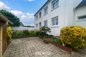 Maison avec garage et jardin