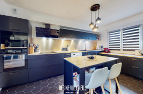 Maison avec garage et jardin