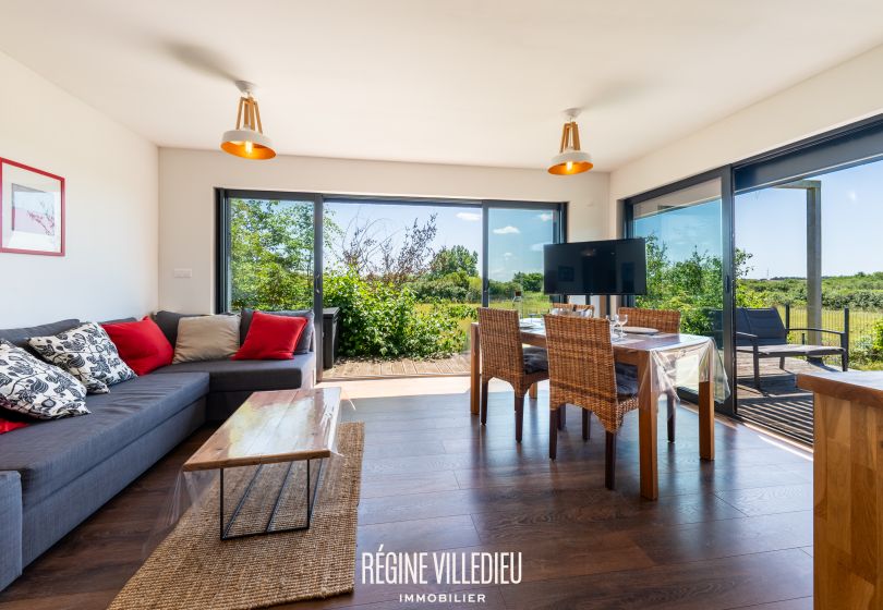 Maison en bois avec jardin proche de la mer