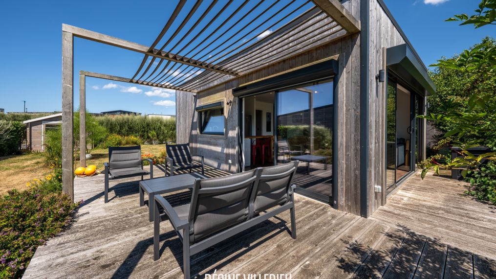 Maison en bois avec jardin proche de la mer