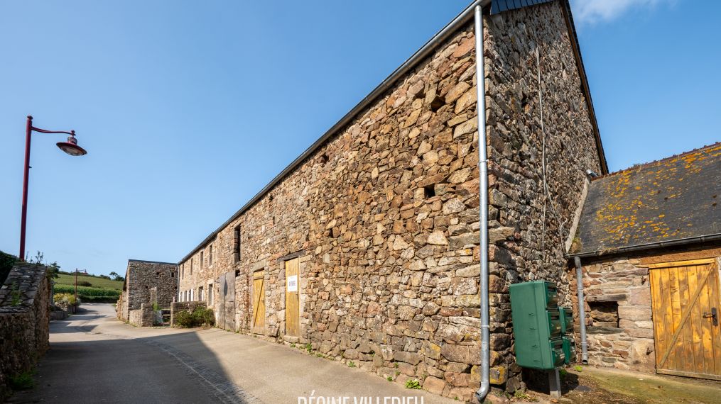 Granges en pierre proche de la mer