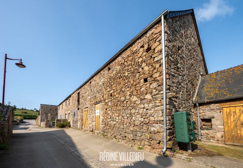 Granges en pierre proche de la mer