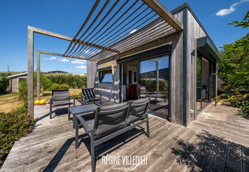 Maison en bois avec jardin proche de la mer
