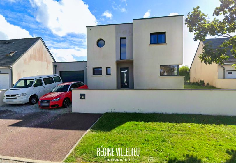 Maison contemporaine avec jardin et garage
