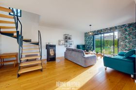 Maison contemporaine avec jardin et garage