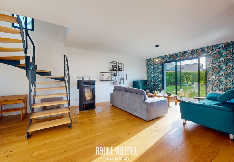 Maison contemporaine avec jardin et garage