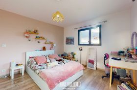 Maison contemporaine avec jardin et garage