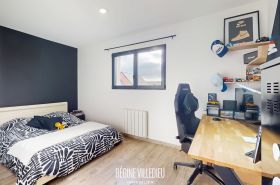 Maison contemporaine avec jardin et garage