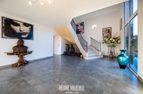 Villa avec piscine et jardin