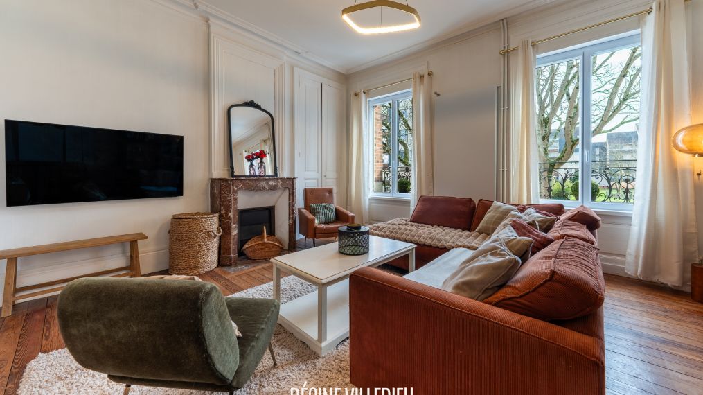 Maison de ville rénovée avec jardin proche du centre