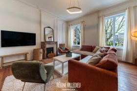 Maison de ville rénovée avec jardin proche du centre