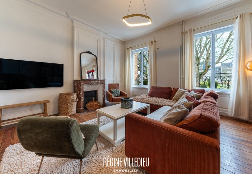 Maison de ville rénovée avec jardin proche du centre