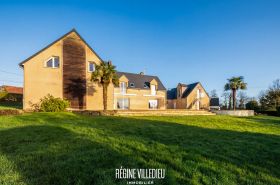 Villa avec piscine et jardin