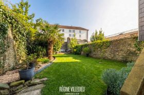 Maison de ville rénovée avec jardin proche du centre