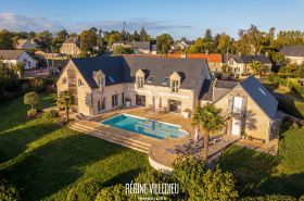 Villa avec piscine et jardin